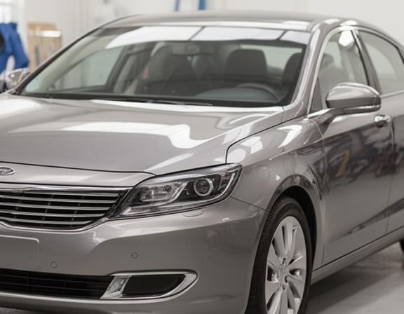 Coche usado preparado para la venta tras detallado completo, con brillo impecable y aspecto de recién salido del concesionario